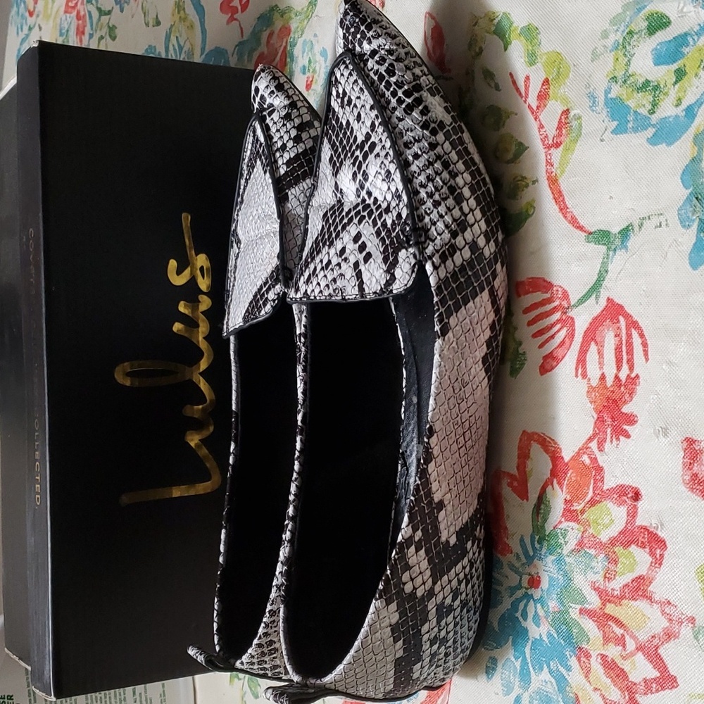 Lulu size 9 snake print blk& white